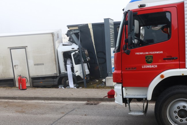 LKW donnert bei Unfall in Sipbachzell in vier Gebrauchtwagen und gegen Gebude einer KFZ-Werksttte