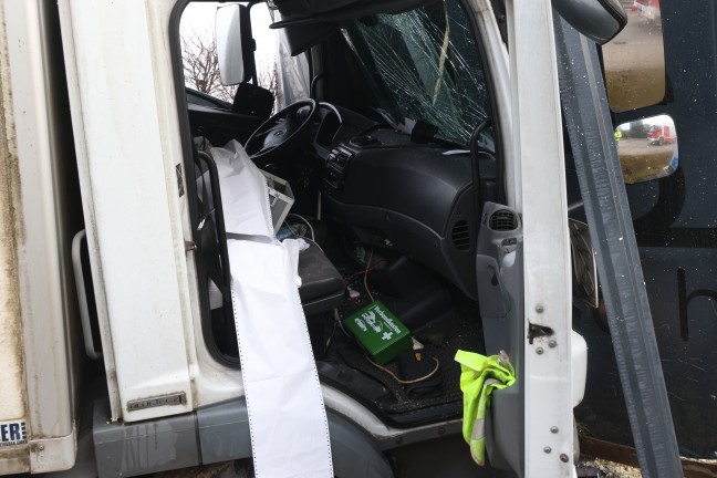 LKW donnert bei Unfall in Sipbachzell in vier Gebrauchtwagen und gegen Gebude einer KFZ-Werksttte