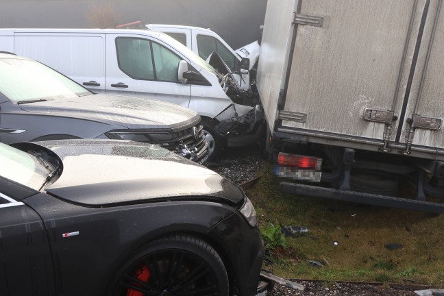 LKW donnert bei Unfall in Sipbachzell in vier Gebrauchtwagen und gegen Gebude einer KFZ-Werksttte