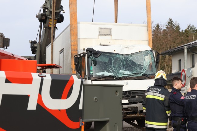 LKW donnert bei Unfall in Sipbachzell in vier Gebrauchtwagen und gegen Gebude einer KFZ-Werksttte