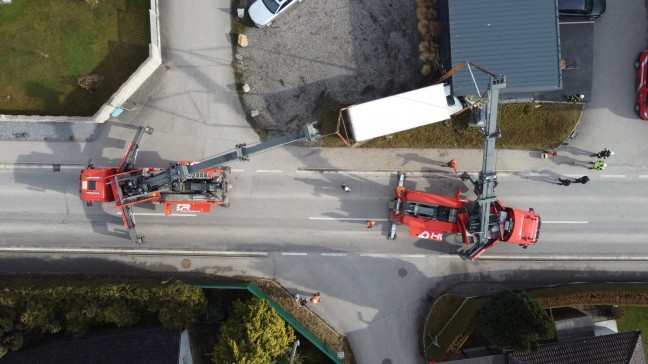 LKW donnert bei Unfall in Sipbachzell in vier Gebrauchtwagen und gegen Gebude einer KFZ-Werksttte