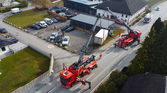 LKW donnert bei Unfall in Sipbachzell in vier Gebrauchtwagen und gegen Gebude einer KFZ-Werksttte