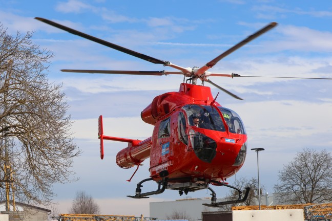 Schwerer Kreuzungscrash zwischen zwei PKW in Roitham am Traunfall fordert eine verletzte Person