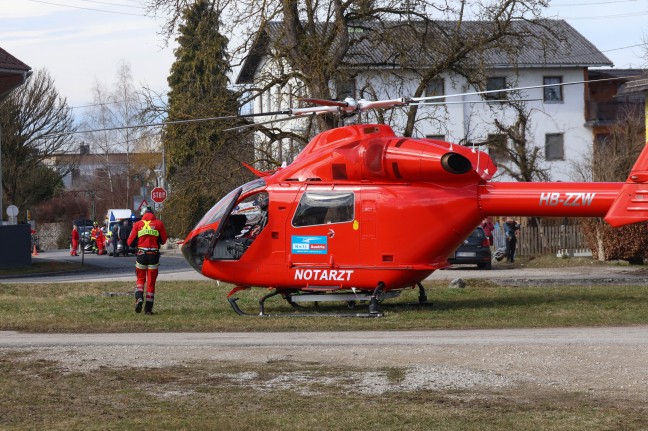 Schwerer Kreuzungscrash zwischen zwei PKW in Roitham am Traunfall fordert eine verletzte Person