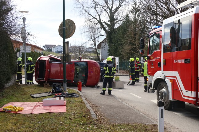 Schwerer Kreuzungscrash zwischen zwei PKW in Roitham am Traunfall fordert eine verletzte Person