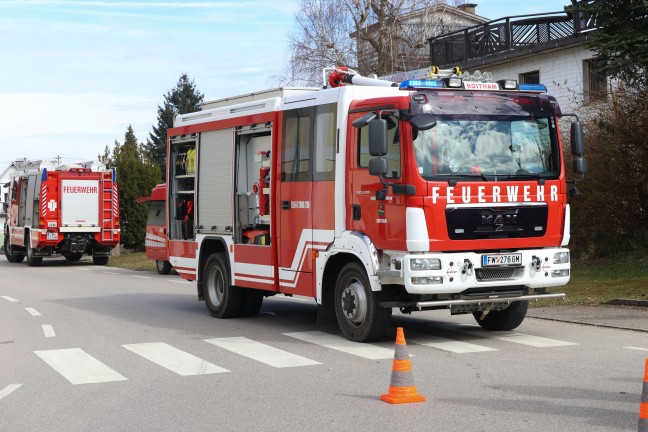 Schwerer Kreuzungscrash zwischen zwei PKW in Roitham am Traunfall fordert eine verletzte Person