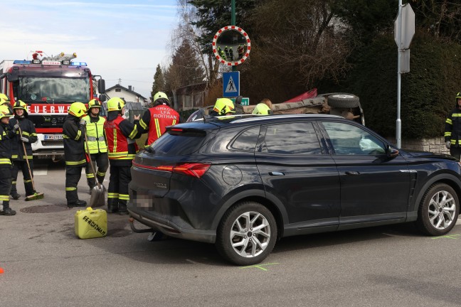 Schwerer Kreuzungscrash zwischen zwei PKW in Roitham am Traunfall fordert eine verletzte Person