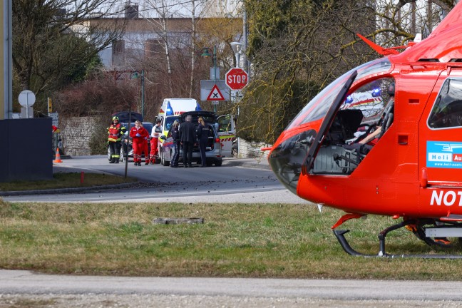 Schwerer Kreuzungscrash zwischen zwei PKW in Roitham am Traunfall fordert eine verletzte Person