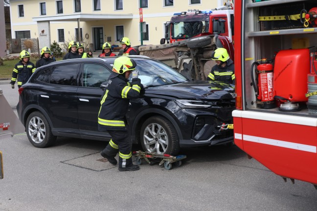 Schwerer Kreuzungscrash zwischen zwei PKW in Roitham am Traunfall fordert eine verletzte Person