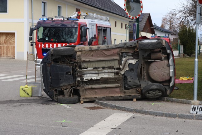 Schwerer Kreuzungscrash zwischen zwei PKW in Roitham am Traunfall fordert eine verletzte Person