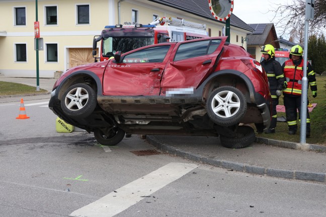 Schwerer Kreuzungscrash zwischen zwei PKW in Roitham am Traunfall fordert eine verletzte Person