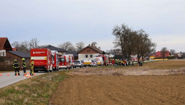 Auto bei St. Peter am Hart frontal gegen Baum gekracht