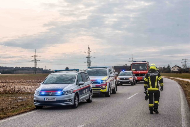 Auto bei St. Peter am Hart frontal gegen Baum gekracht