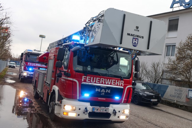 Einsatz der Feuerwehr bei Gefahrstoffaustritt bei einem Unternehmen in Wels-Pernau