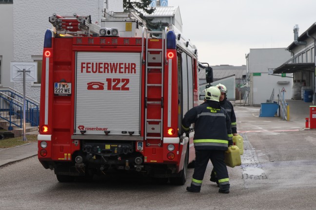 Einsatz der Feuerwehr bei Gefahrstoffaustritt bei einem Unternehmen in Wels-Pernau