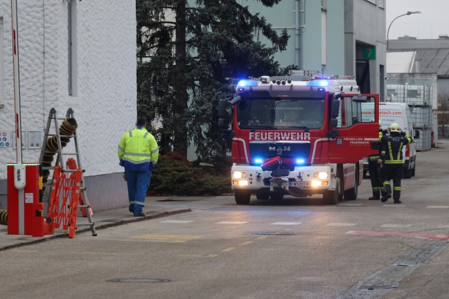 Einsatz der Feuerwehr bei Gefahrstoffaustritt bei einem Unternehmen in Wels-Pernau