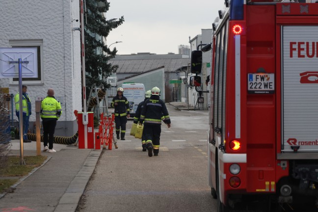 Einsatz der Feuerwehr bei Gefahrstoffaustritt bei einem Unternehmen in Wels-Pernau