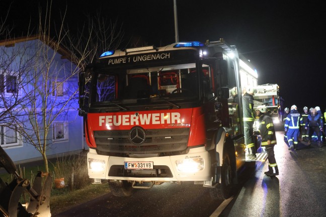 Auto bei Puchkirchen am Trattberg von Strae abgekommen und im angrenzenden Feld gelandet