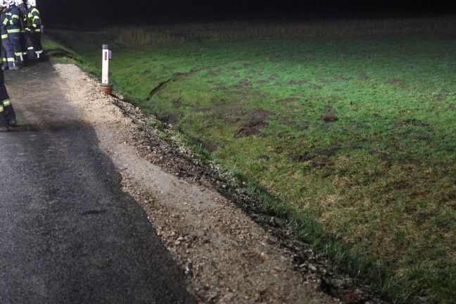 Auto bei Puchkirchen am Trattberg von Strae abgekommen und im angrenzenden Feld gelandet