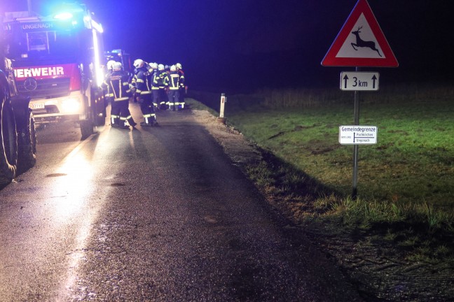 Auto bei Puchkirchen am Trattberg von Strae abgekommen und im angrenzenden Feld gelandet