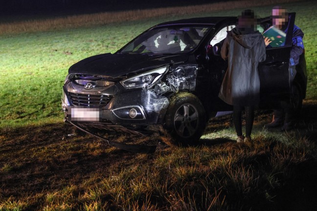 Auto bei Puchkirchen am Trattberg von Strae abgekommen und im angrenzenden Feld gelandet