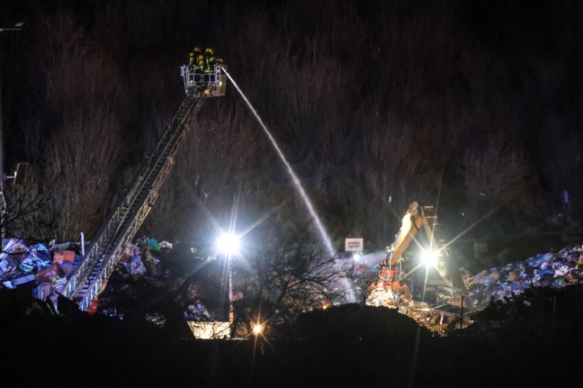 Brand von gelagertem Abfall bei Abfallverwertungsunternehmen in Attnang-Puchheim