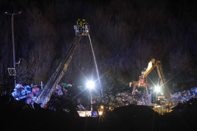 Brand von gelagertem Abfall bei Abfallverwertungsunternehmen in Attnang-Puchheim