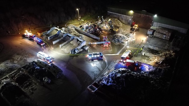 Brand von gelagertem Abfall bei Abfallverwertungsunternehmen in Attnang-Puchheim