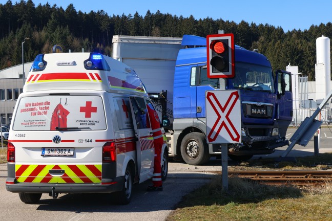 LKW-Sattelzug auf Bahnbergang in Vorchdorf mit Lokalbahn-Triebwagen kollidiert