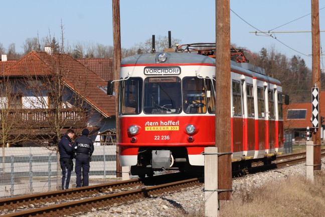 LKW-Sattelzug auf Bahnbergang in Vorchdorf mit Lokalbahn-Triebwagen kollidiert