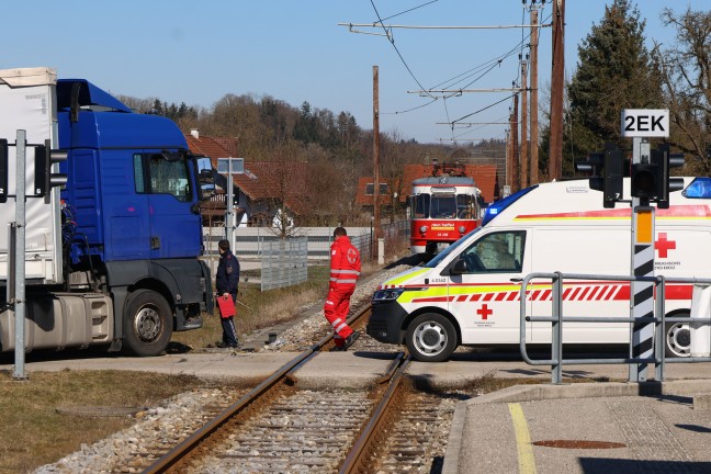 LKW-Sattelzug auf Bahnbergang in Vorchdorf mit Lokalbahn-Triebwagen kollidiert