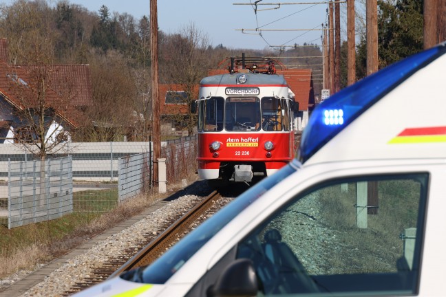 LKW-Sattelzug auf Bahnbergang in Vorchdorf mit Lokalbahn-Triebwagen kollidiert