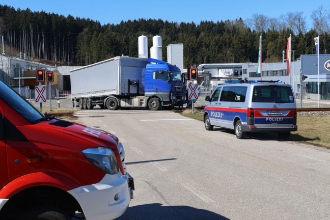 LKW-Sattelzug auf Bahnbergang in Vorchdorf mit Lokalbahn-Triebwagen kollidiert