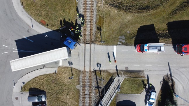 LKW-Sattelzug auf Bahnbergang in Vorchdorf mit Lokalbahn-Triebwagen kollidiert