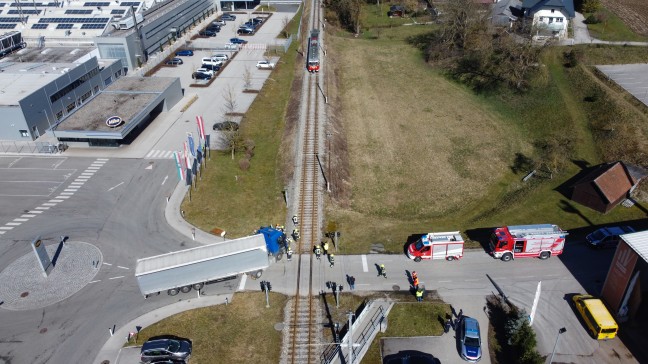 LKW-Sattelzug auf Bahnbergang in Vorchdorf mit Lokalbahn-Triebwagen kollidiert