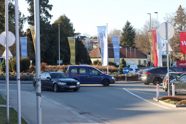 Radfahrer (75) starb nach Kollision mit PKW in einem Kreisverkehr in Ried im Innkreis im Krankenhaus