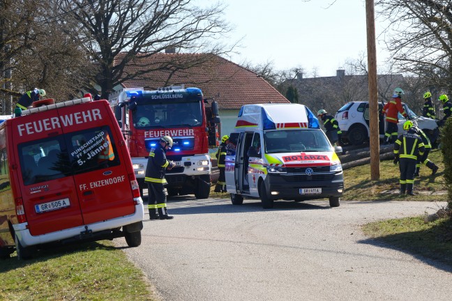 Frontalcrash gegen Baum: Verkehrsunfall in Schllberg fordert zwei Schwerverletzte