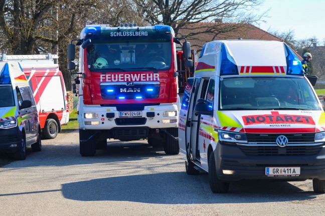 Frontalcrash gegen Baum: Verkehrsunfall in Schllberg fordert zwei Schwerverletzte