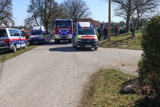 Frontalcrash gegen Baum: Verkehrsunfall in Schllberg fordert zwei Schwerverletzte