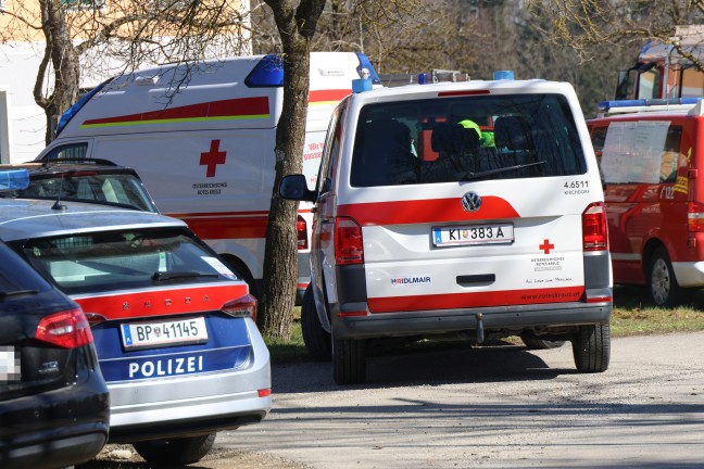 Fnf Feuerwehren bei Zimmerbrand in einem Vierkanter in Ried im Traunkreis im Einsatz