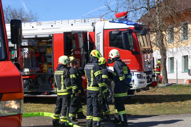 Fnf Feuerwehren bei Zimmerbrand in einem Vierkanter in Ried im Traunkreis im Einsatz