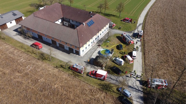 Fnf Feuerwehren bei Zimmerbrand in einem Vierkanter in Ried im Traunkreis im Einsatz