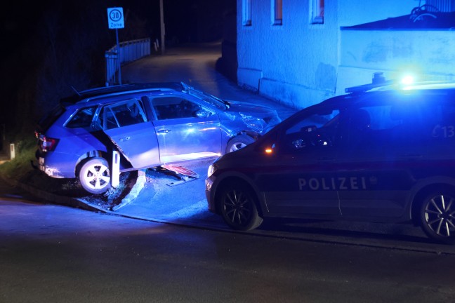 Schwerer Verkehrsunfall: Insassen nach Autoberschlag in Stadl-Paura allesamt unverletzt