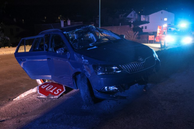 Schwerer Verkehrsunfall: Insassen nach Autoberschlag in Stadl-Paura allesamt unverletzt