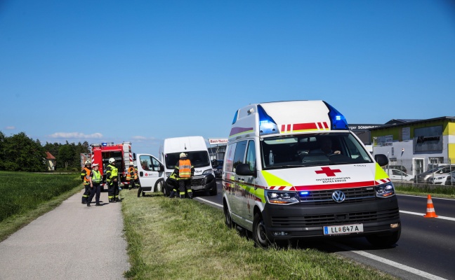 Erneut Auffahrunfall zwischen Paketzustellfahrzeug und PKW auf Wiener Straße bei Marchtrenk