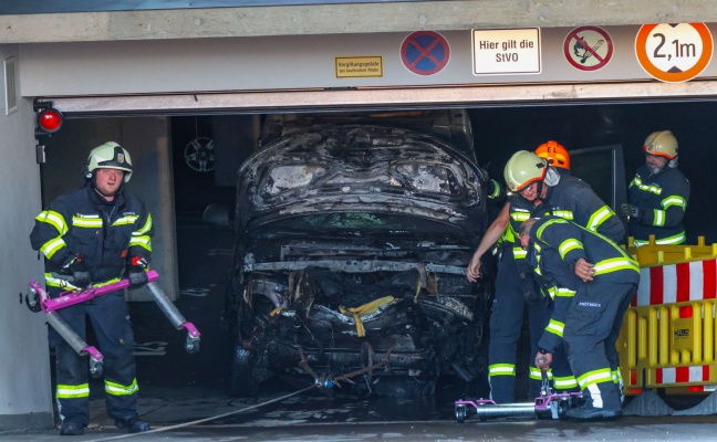 Brand eines Autos in einer Tiefgarage eines Mehrparteienwohnhauses in Schörfling am Attersee