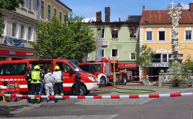 Ein Todesopfer und 14 Verletzte bei Großbrand eines Gebäudes im Zentrum von Rohrbach-Berg