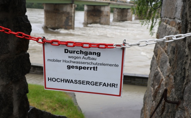 Steigende Pegel: Hochwasserschutz am Inn in Schärding aufgebaut
