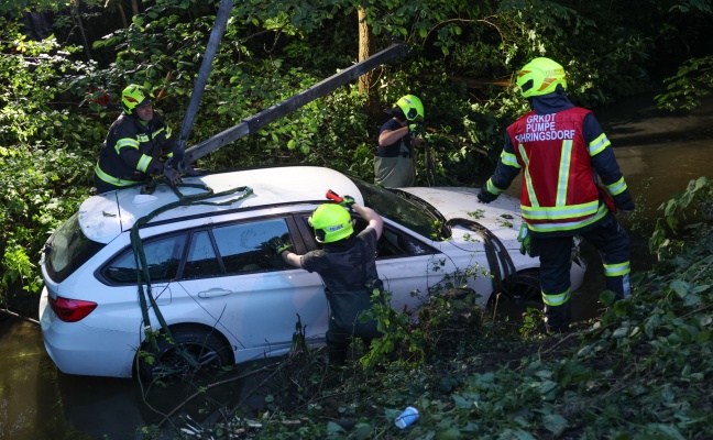 Auto bei Verkehrsunfall in Hofkirchen an der Trattnach in die Trattnach gestürzt
