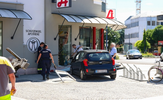 Ältere Autolenkerin kracht mit PKW in Glasfassade einer Apotheke in Wels-Neustadt